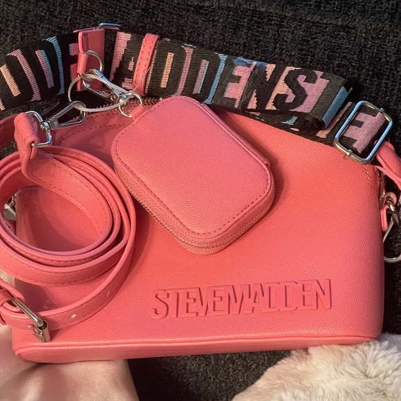 STEVE MADDEN BMAGEEE Crossbody Bag In Raspberry w/Air Pod Case - Picture 14 of 14